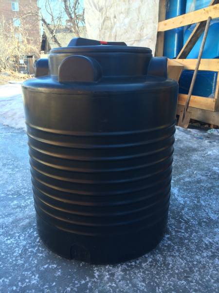 Ёмкость ЭВЛ 300 л. чёрная с отводом, крышка 450мм