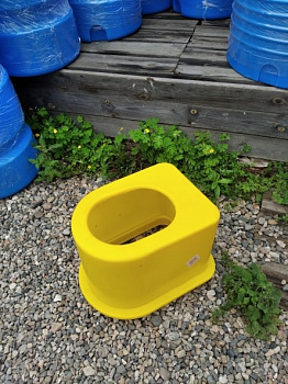 Унитаз дачный жёлтый